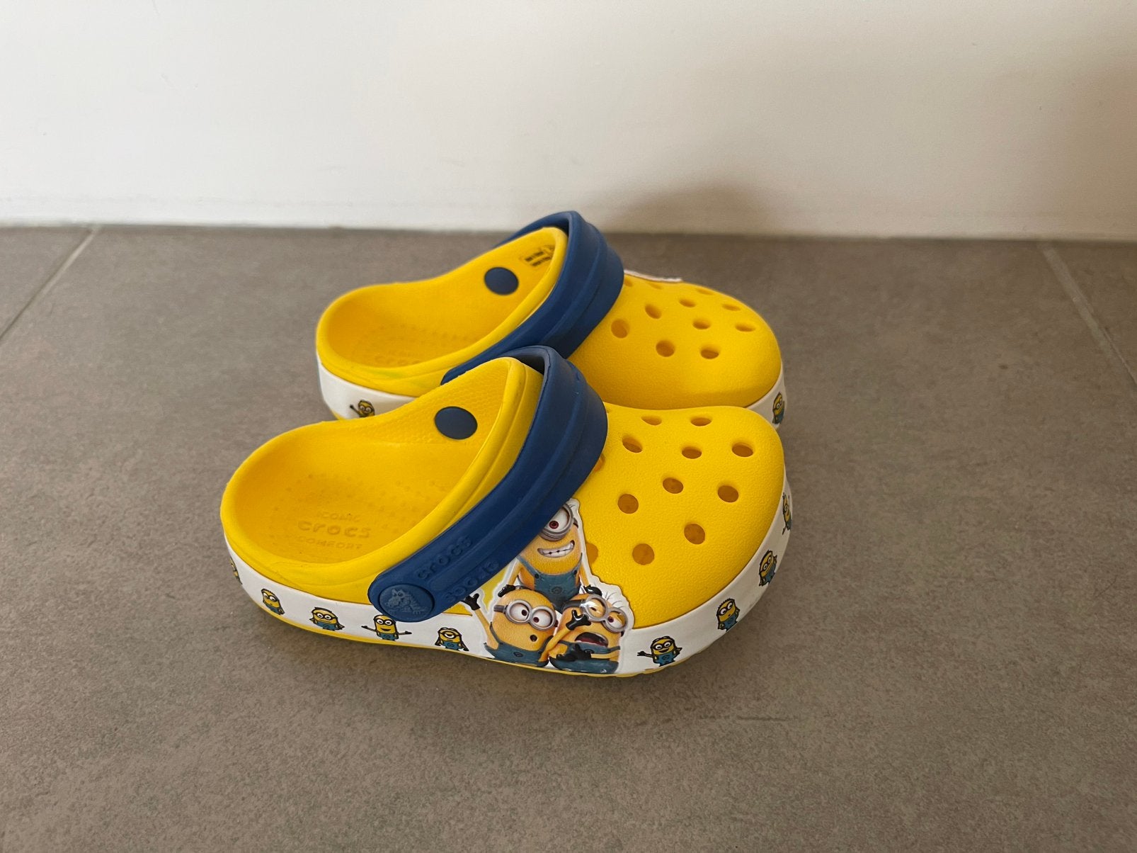 crocs geel met minions 22-23 maat, Enfants & Bébés, Vêtements enfant | Chaussures & Chaussettes, Enlèvement ou Envoi, Comme neuf