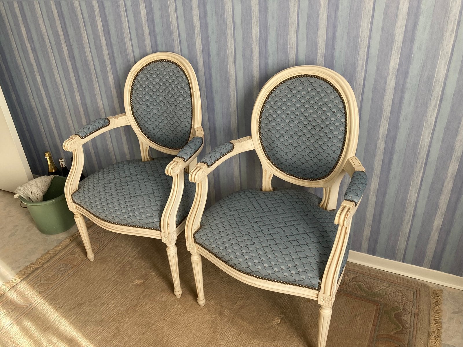Twee Louis XVI  armstoelen 250€, Antiek en Kunst, Antiek | Meubels | Stoelen en Sofa's, Ophalen
