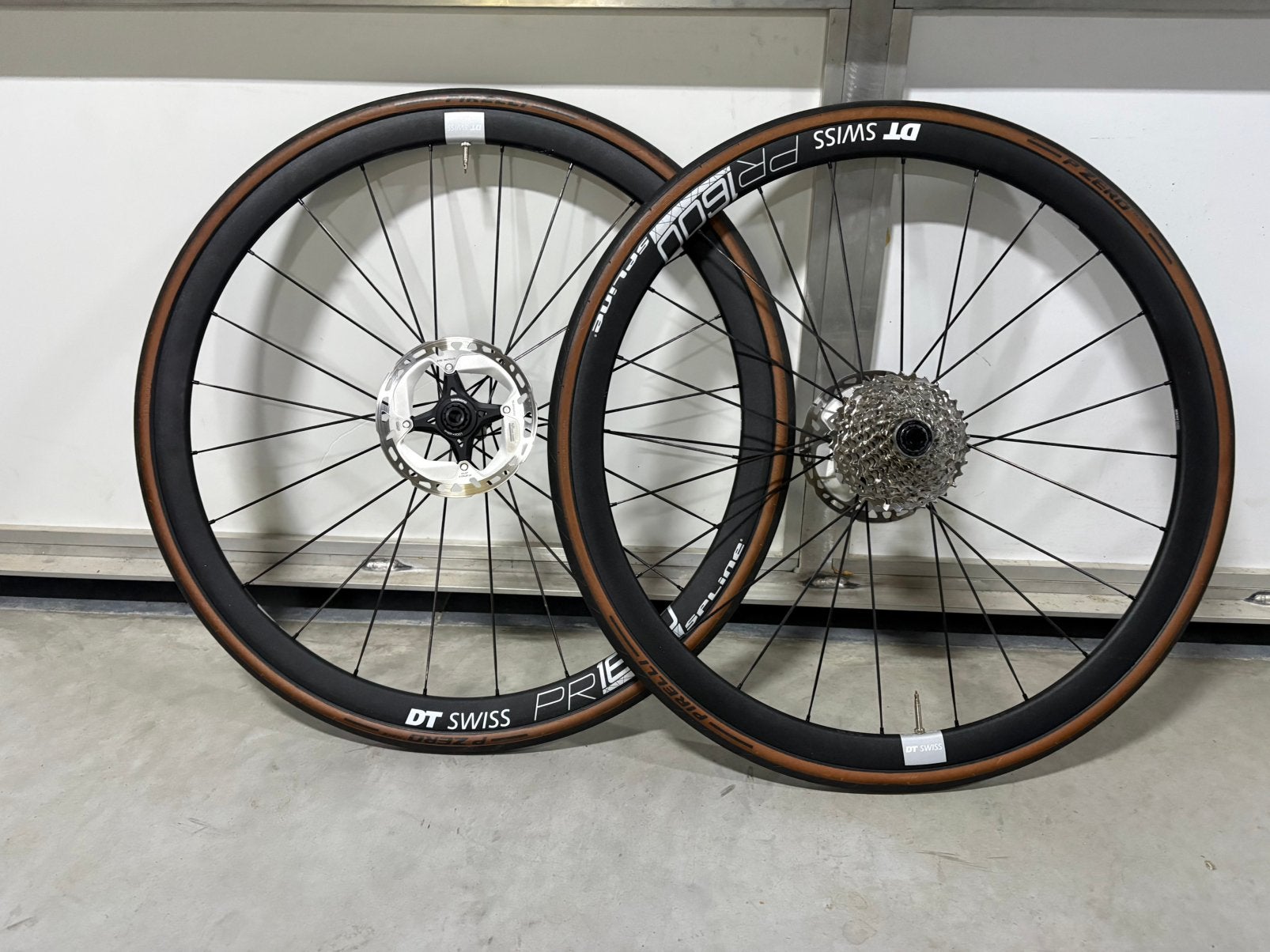 Paire de roues DT Swiss PR1600 Spline 32 Disc + P Zero, Vélos & Vélomoteurs, Enlèvement, Comme neuf