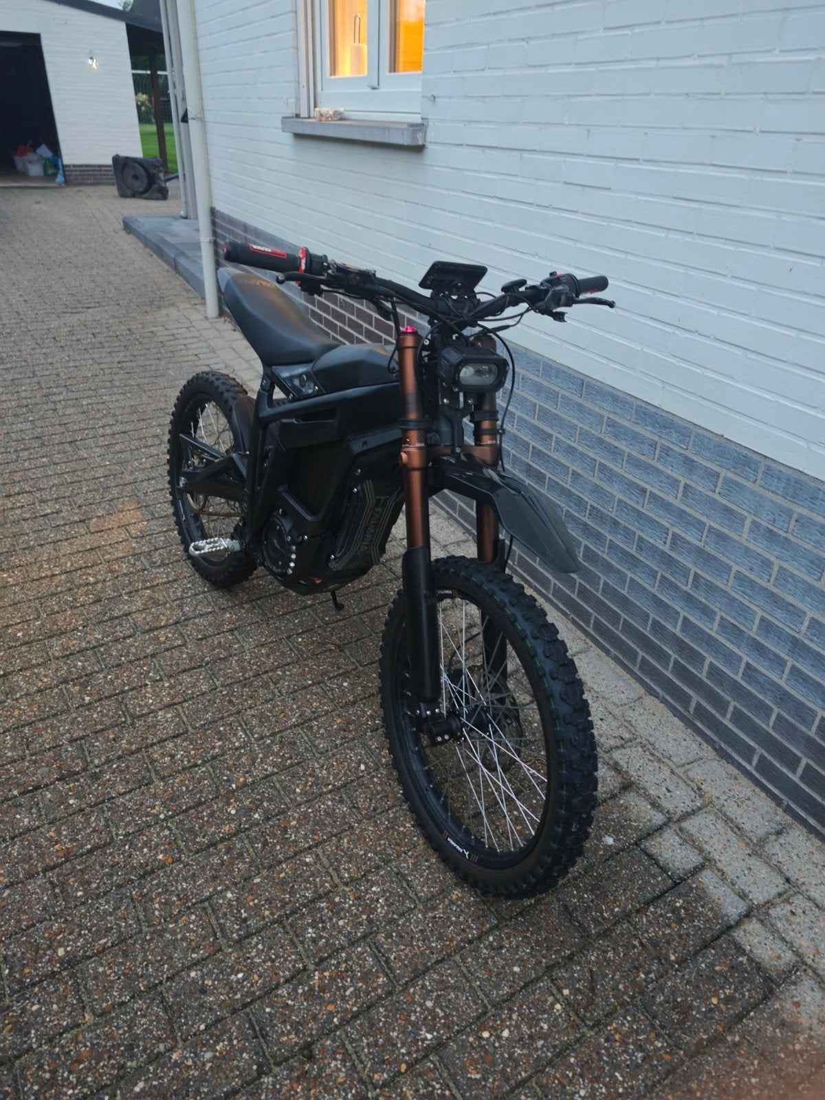 Surron/Talaria Sting L1E – straatlegale elektrische brommer, Ophalen