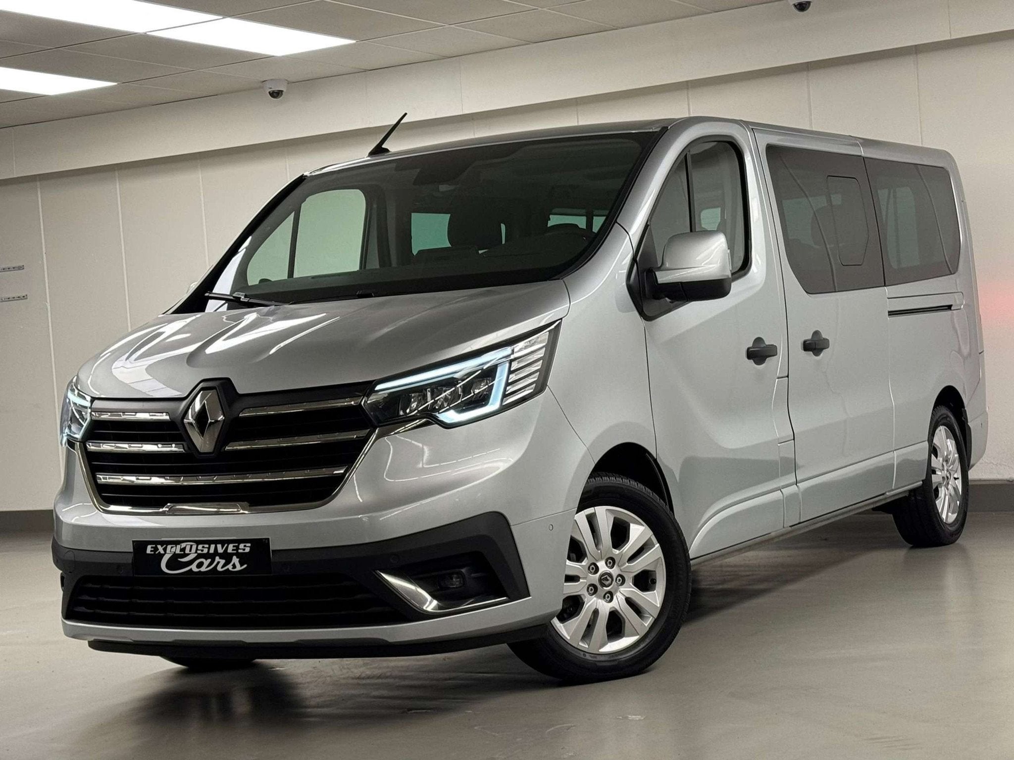 Renault Trafic 2.0 DCI 150CV LONG CHASSIS 8 PLACES CAMERA GP, Auto's, Automaat, Stof, Gebruikt, 4 cilinders