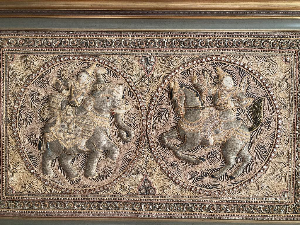 Tapisserie birmane de Kalaga dans un cadre en bois, Enlèvement