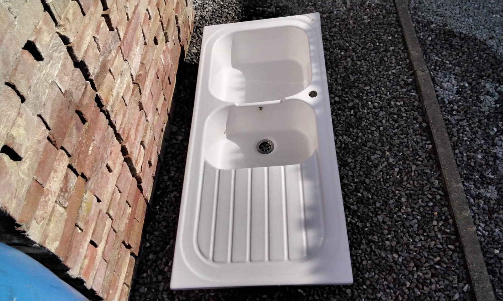 bol à eau en porcelaine placé dans un coin., Enlèvement
