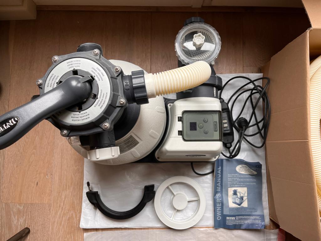 INTEX zandfilterpomp 6m3/h met toebehoren, Ophalen, Zo goed als nieuw