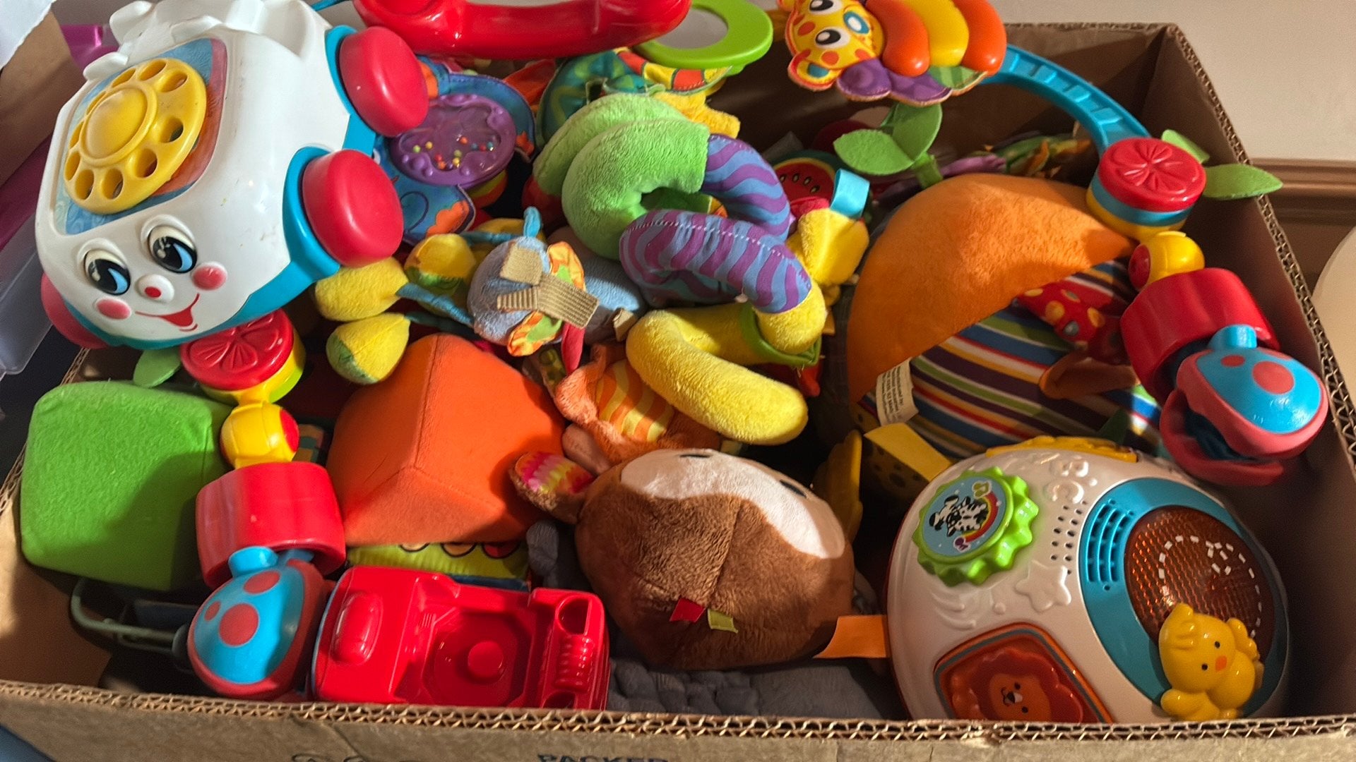 Volle doos babyspeelgoed van merken, Kinderen en Baby's, Speelgoed | Babyspeelgoed, Ophalen, Gebruikt