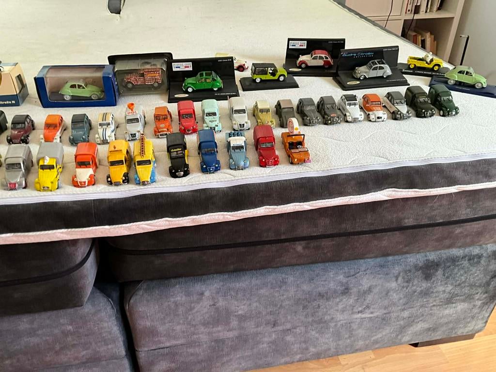 2CV CITROËN MINIATUURCOLLECTIE VAN 66 AUTO'S, Ophalen