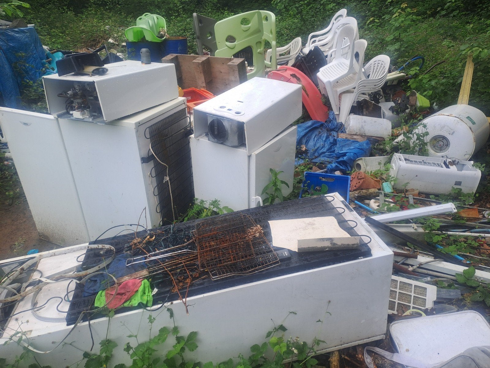 Oude koelkast, wasmachine, metalen stoel om weg te geven, Ophalen