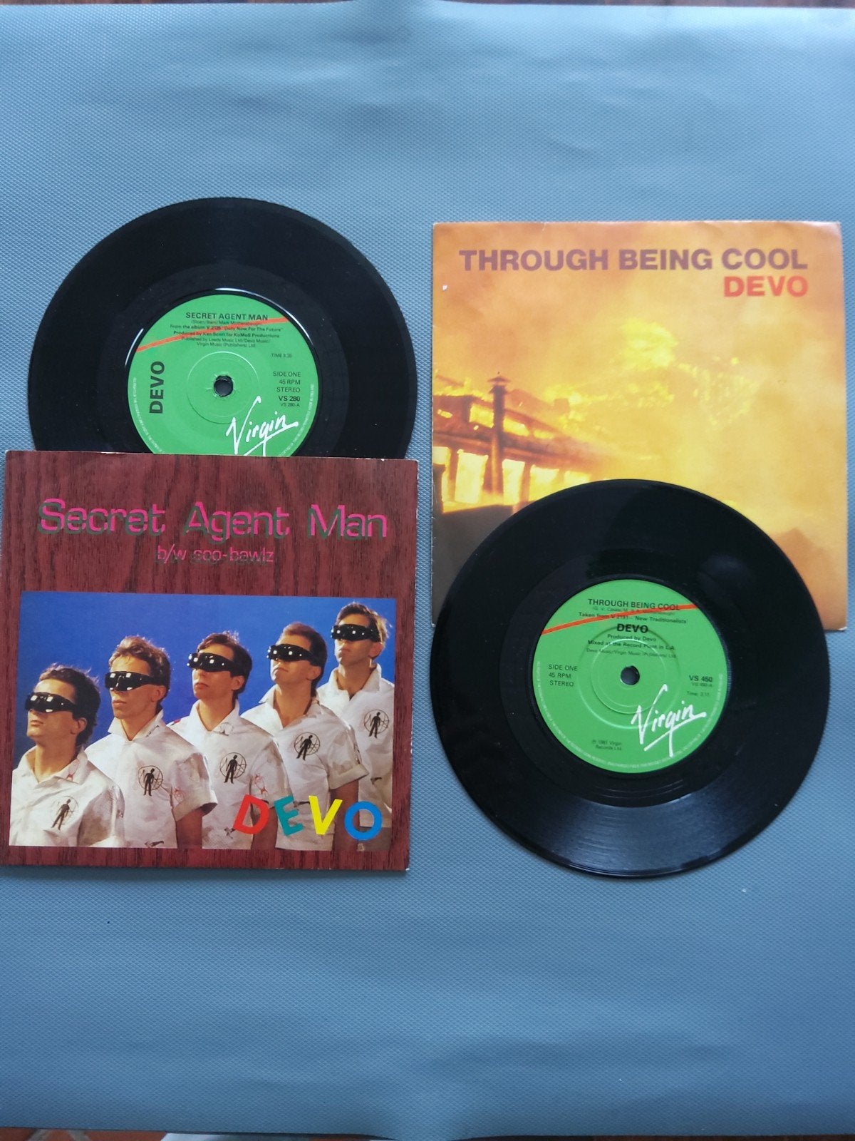 2 x 7" 45rpm vinyl-single aan 3,50€ per exemplaar  : DEVO, Ophalen of Verzenden
