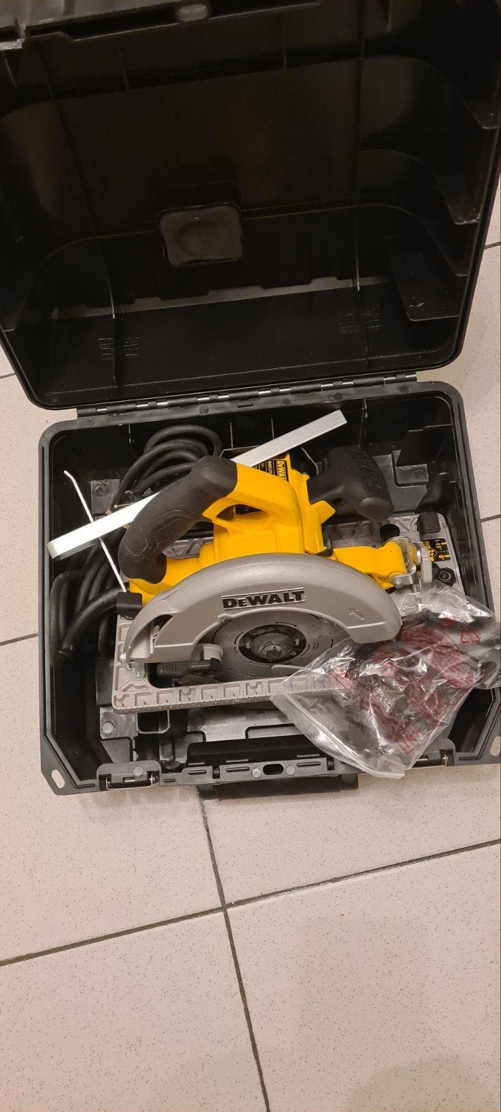 DEWALT Set scie circulaire
ÉlectriqueDeWalt DWE576-QS + Rail, Bricolage & Construction, Enlèvement