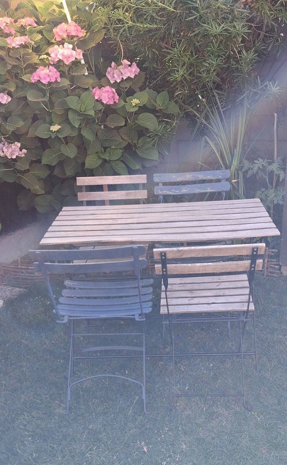 Tafel voor 4 personen en 4 stoelen
Twee recente stoelen
En t, Ophalen