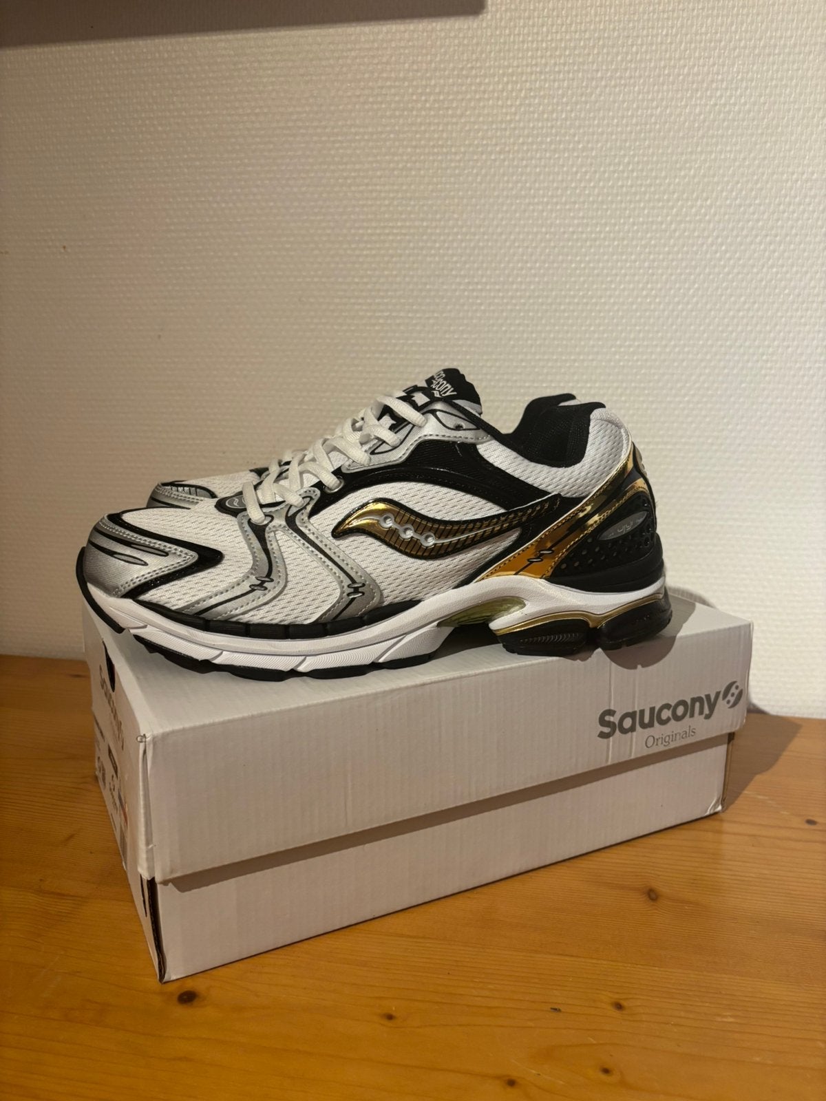 Saucony Progrid, Envoi, Comme neuf, Blanc