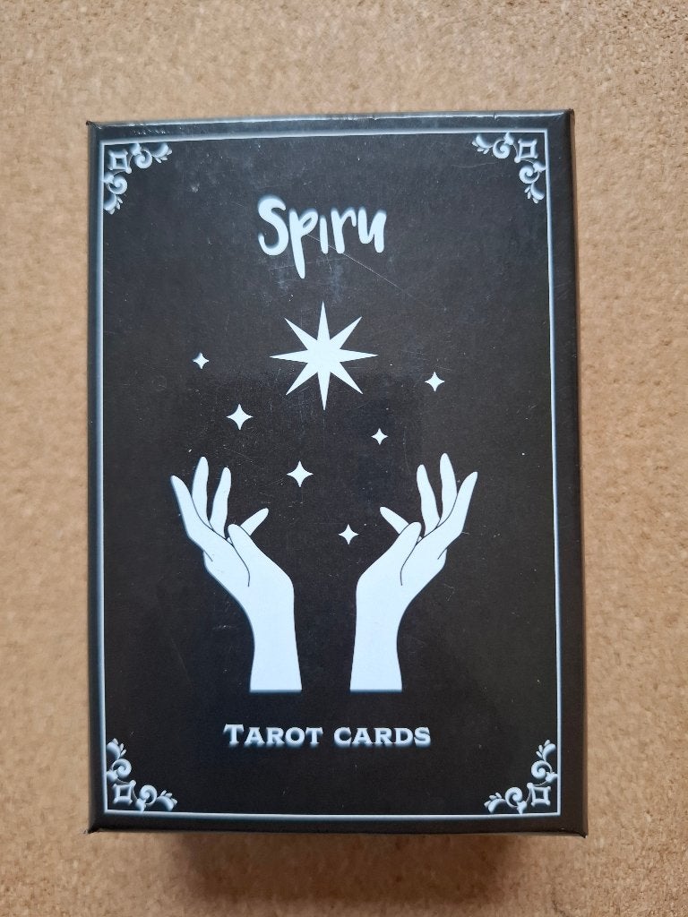 Spiru Tarot – compleet zwart-wit deck met 78 kaarten, Boeken, Esoterie en Spiritualiteit, Ophalen of Verzenden, Zo goed als nieuw