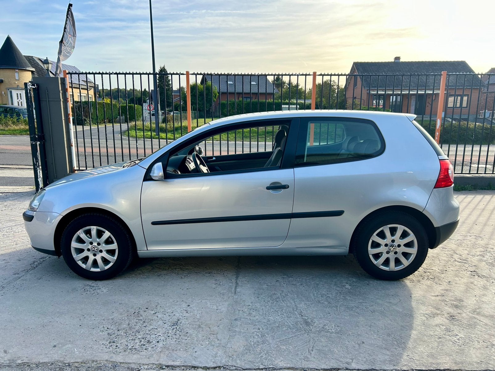 Volkswagen golf 5 edition 125.000 km benzine 3590€, Auto's, Voorwielaandrijving, Dealer onderhouden, Stof, 50 kW