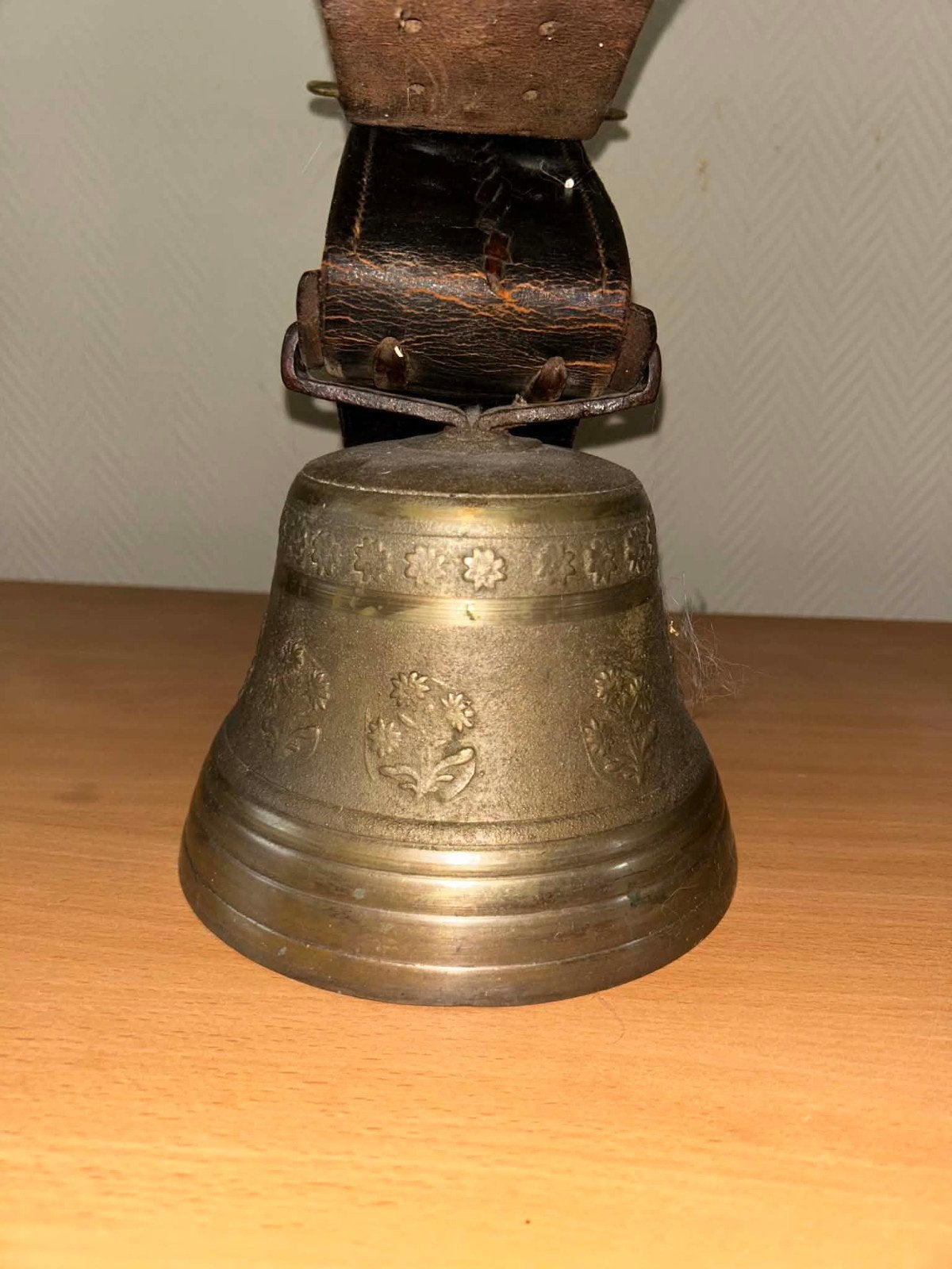 Ancienne cloche de vache (sonnaille) en bronze et collier en, Antiquités & Art, Enlèvement ou Envoi, Bronze