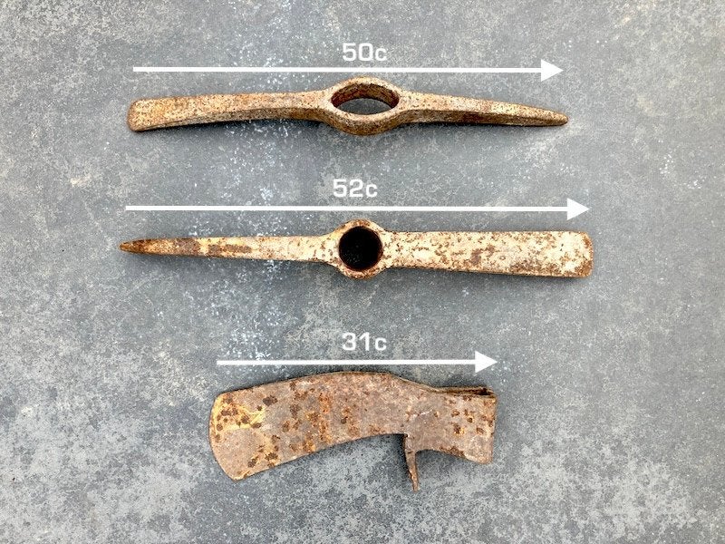 Lot d’outils anciens : 2 têtes pioche + 1 tête hache/houe, Enlèvement