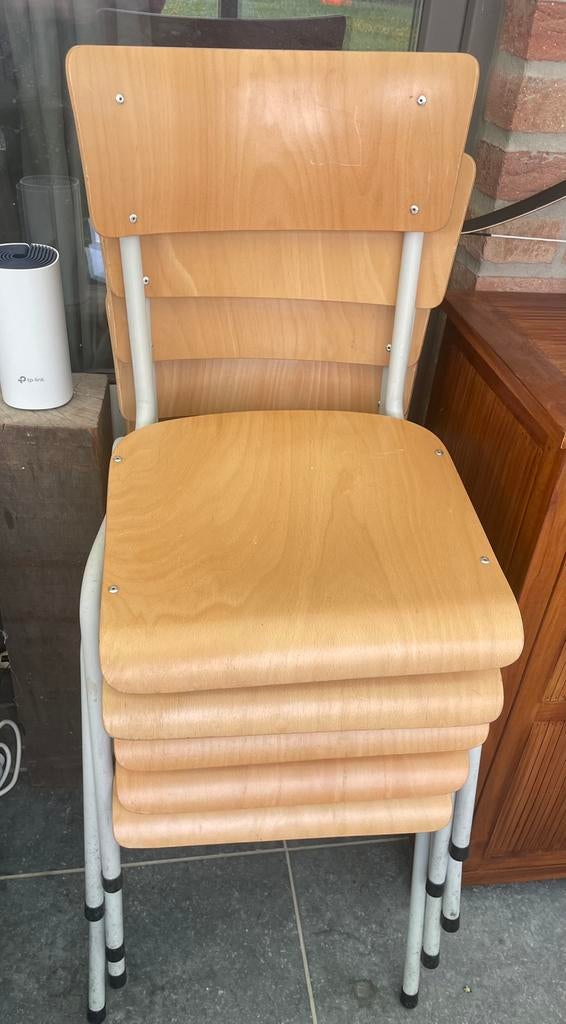 28 stapelbare beukenstoelen, Ophalen