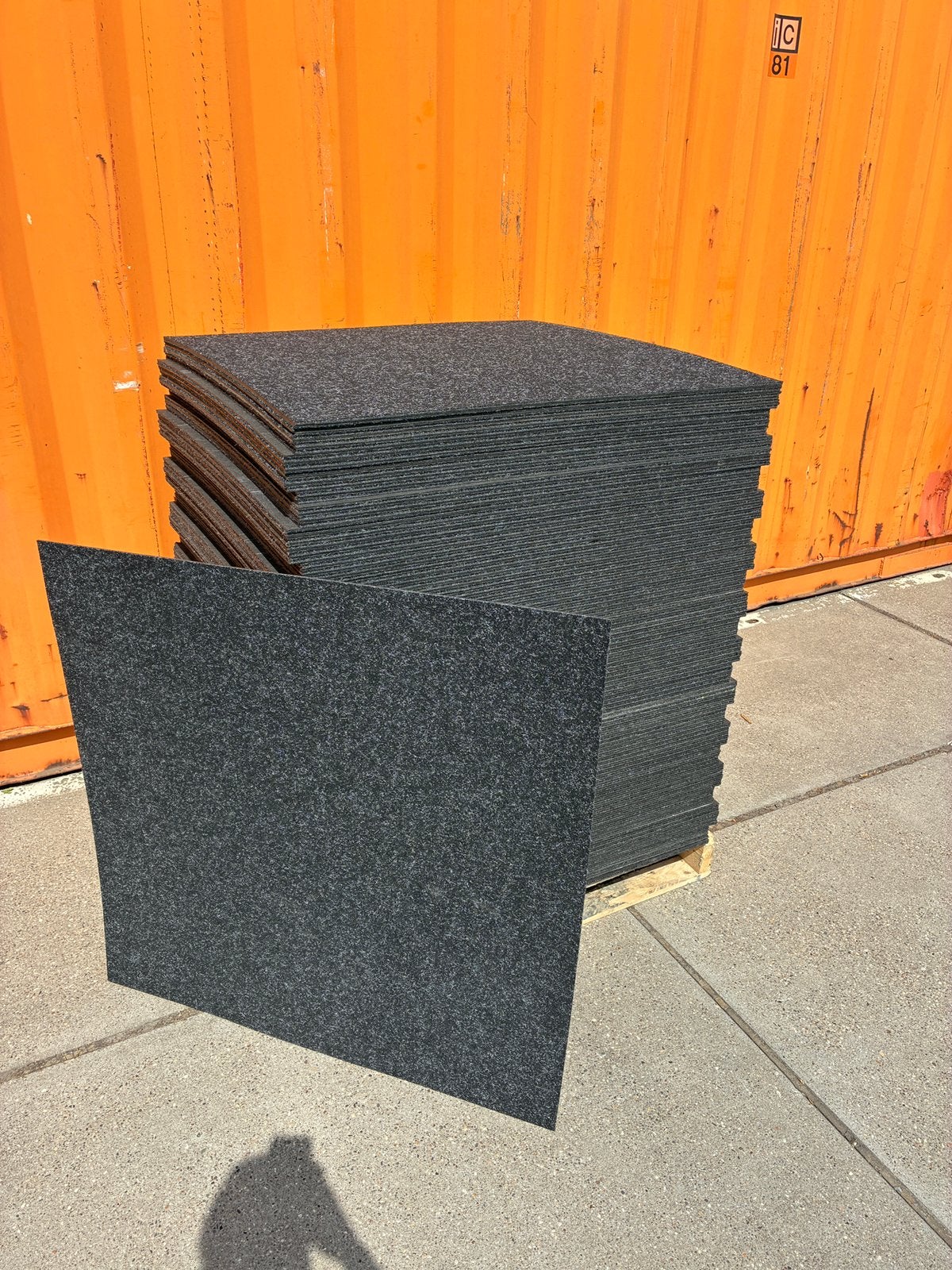 Tapis/revêtement de sol noirs, Comme neuf, Dalles de Moquette, 75 m² ou plus, Noir