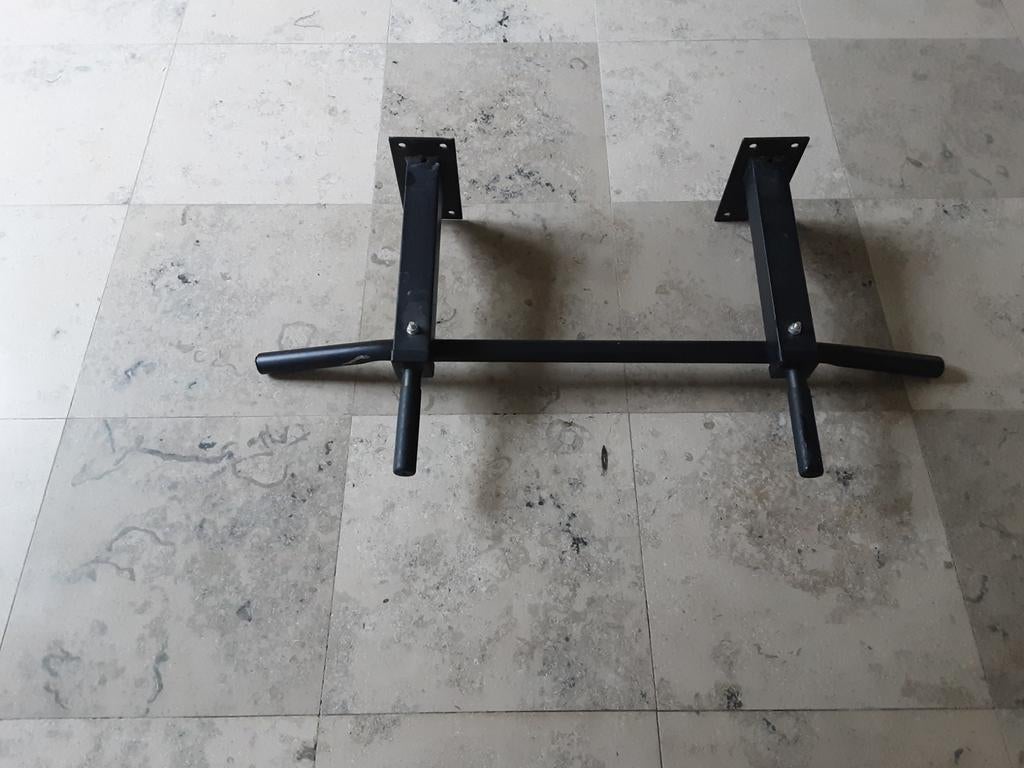Stevige optrekstang/ pull up bar voor wandmontage, Sport en Fitness, Fitnessmaterialen, Zo goed als nieuw, Oprekstang, Armen, Rug