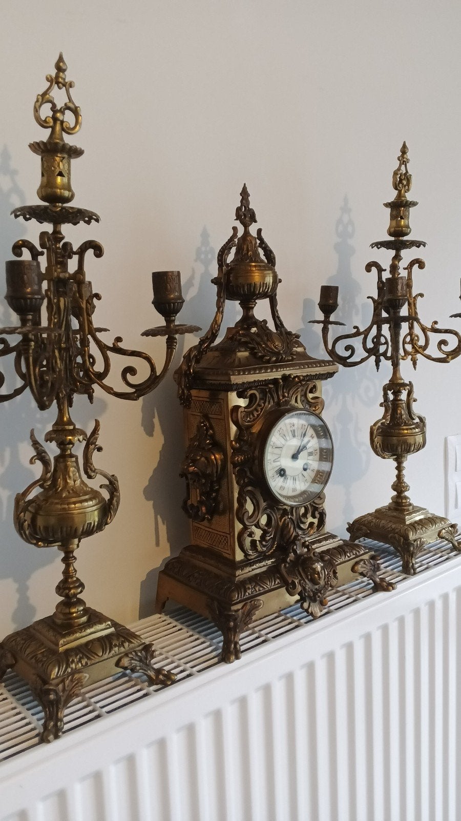 Horloge et candélabres antique en bronce., Antiquités & Art, Enlèvement ou Envoi