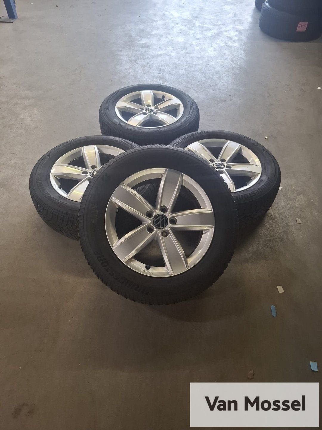 Volkswagen Tiguan Bridgestone Blizzak LM005 215/65/R17 103H, Pneus et Jantes, Véhicule de tourisme, -, 17 pouces
