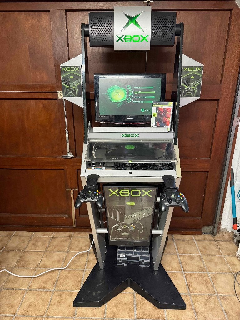 Kiosque XBOX Génération 1 Demopod Kiosk (UK/US), Consoles de jeu & Jeux vidéo, Consoles de jeu | Xbox Original, Utilisé, Avec 2 manettes