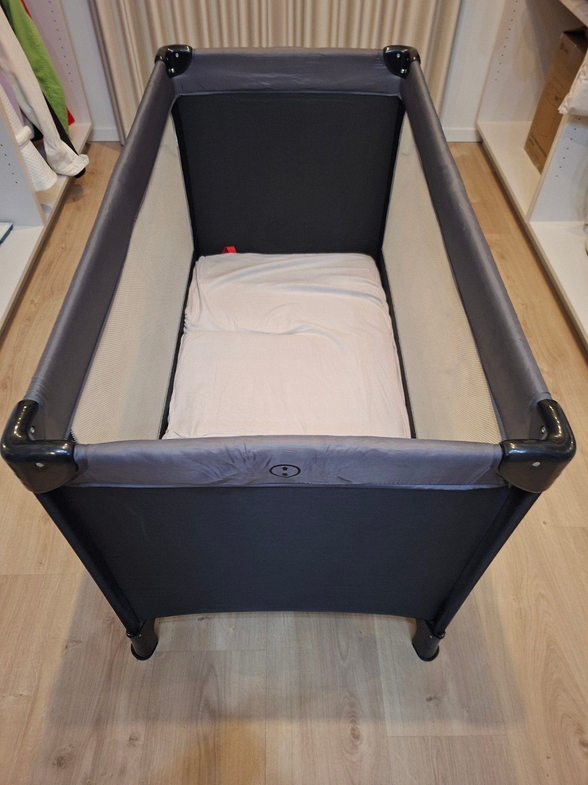 kinderbed of babybedje Opvouwbaar kleur zwart met beige, Ophalen, Zo goed als nieuw, Reisbedje
