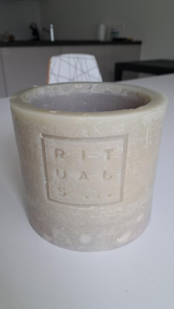Bougeoir Rituals, Enlèvement