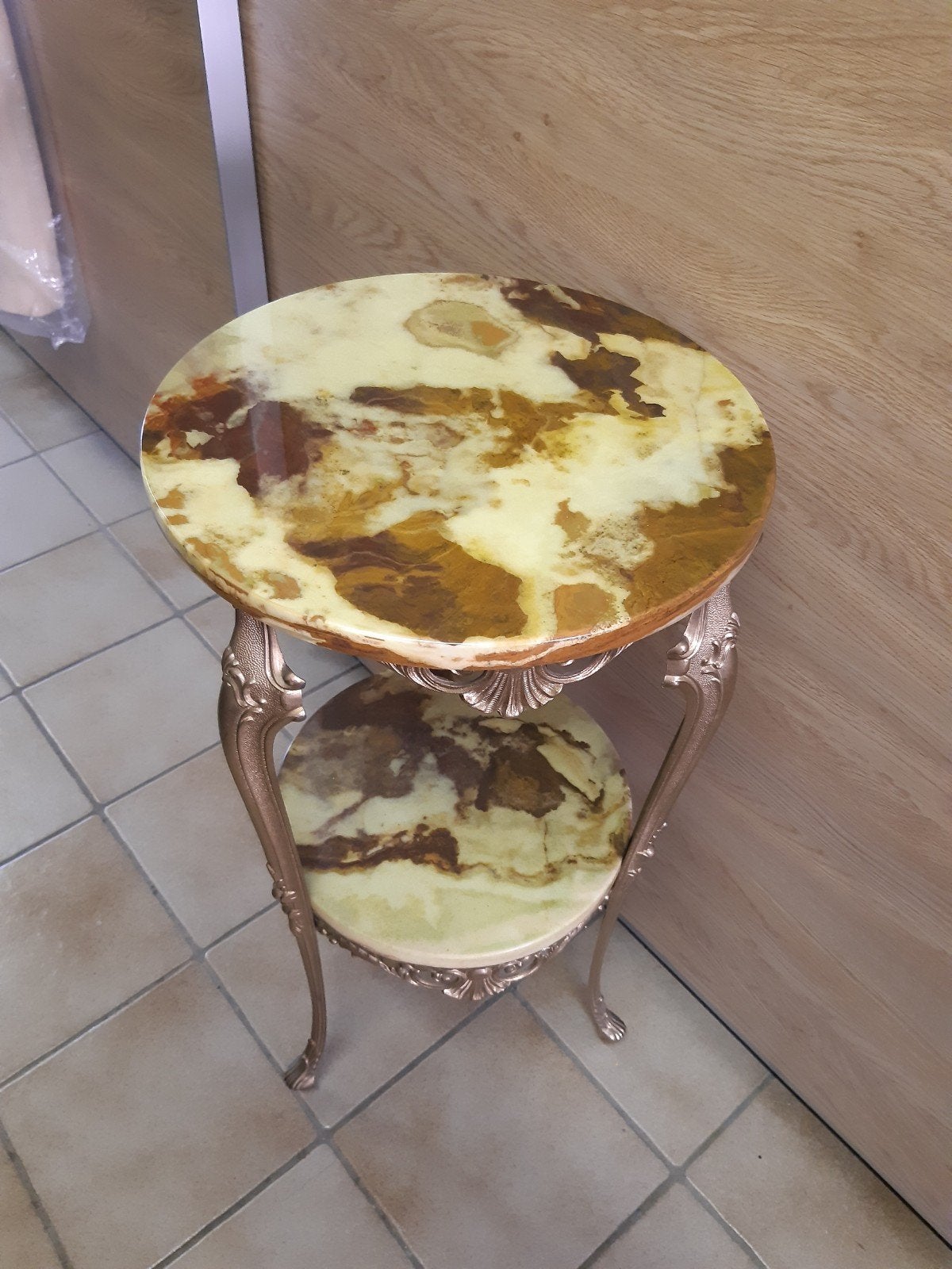 goudkleurige ronde bijzettafel met groen marmer blad, Huis en Inrichting, Ophalen, Overige materialen, Minder dan 55 cm, Gebruikt