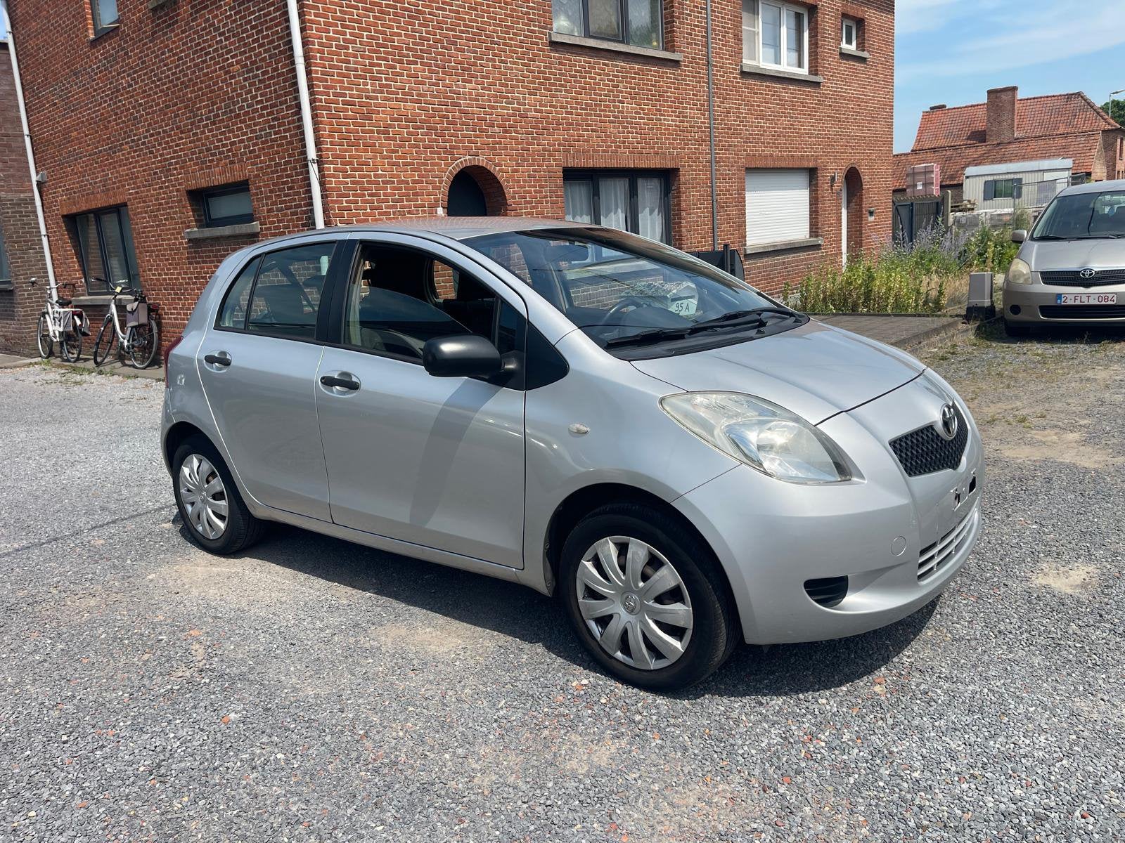Toyota Yaris 1.0i benzine, 5 deuren + boekje, Stof, 1440 kg, Zwart, 4 cilinders