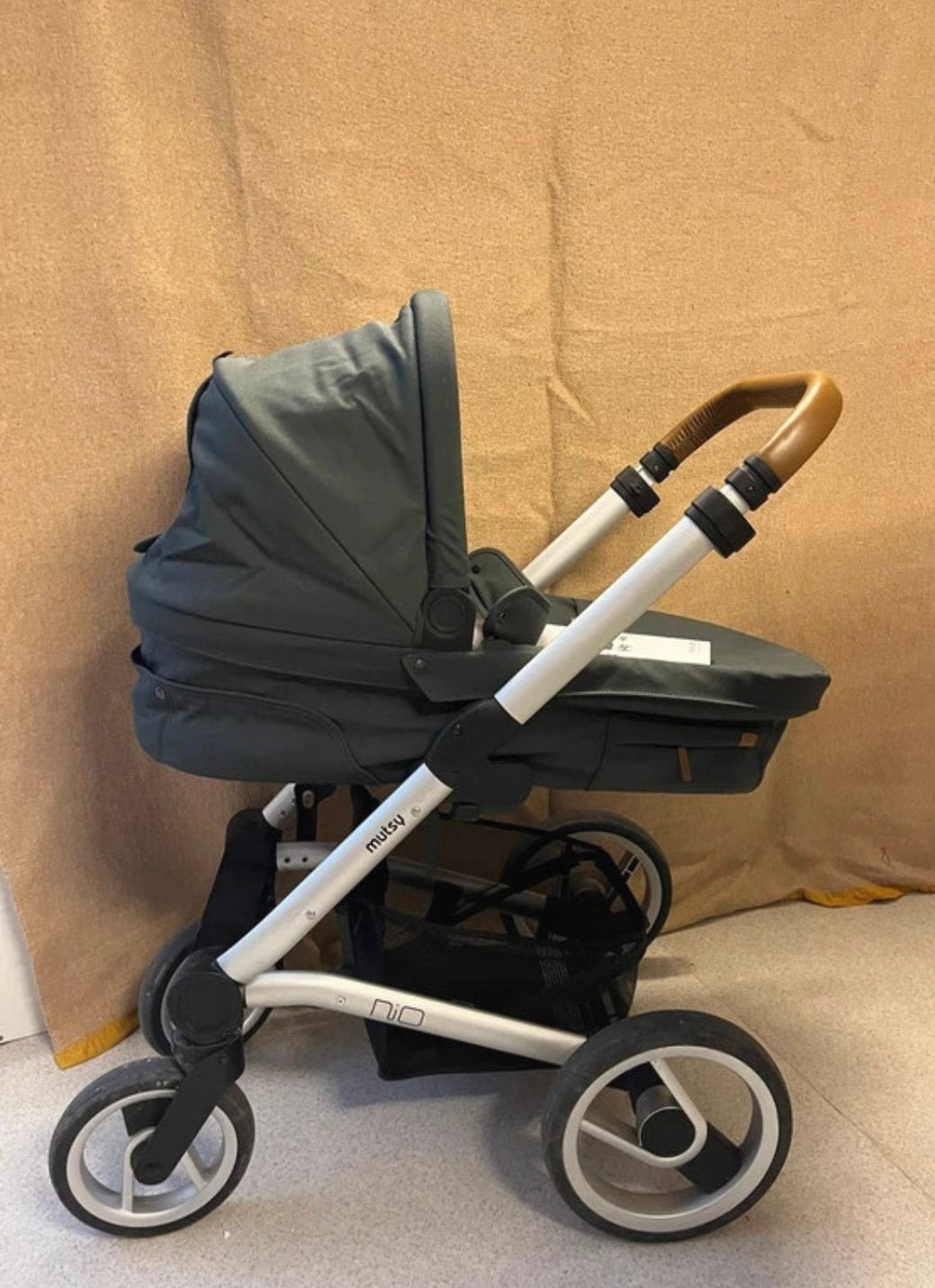 Kinderwagen mutsi Nio, Kinderen en Baby's, Kinderwagens en Combinaties, Ophalen of Verzenden, Zo goed als nieuw