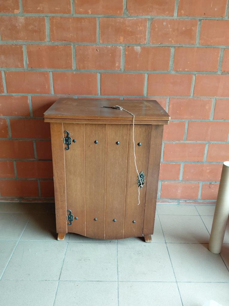 Husqvarna naaimachine in kast, Antiek en Kunst, Ophalen