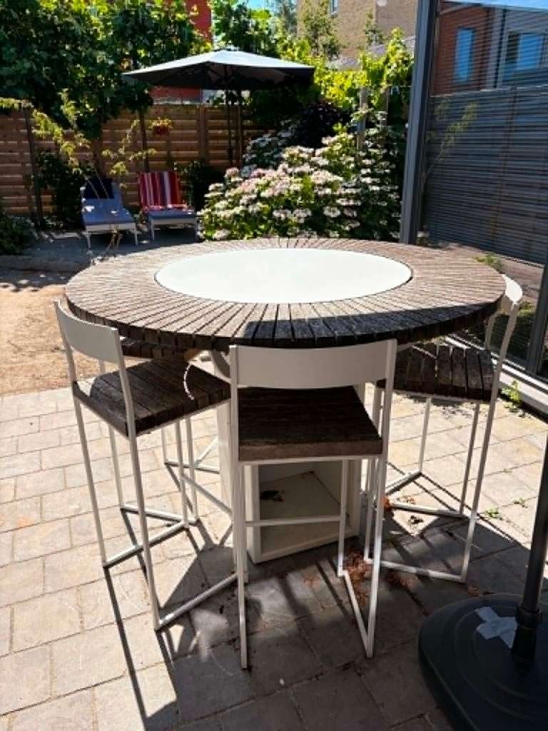 tafel met geintegreerde grill/barbecue en zes stoelen, Ophalen, Zo goed als nieuw