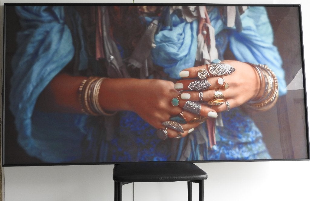 kunstfoto – handen met sieraden – 150cm op 80 cm, Ophalen, Zo goed als nieuw, Foto of Poster