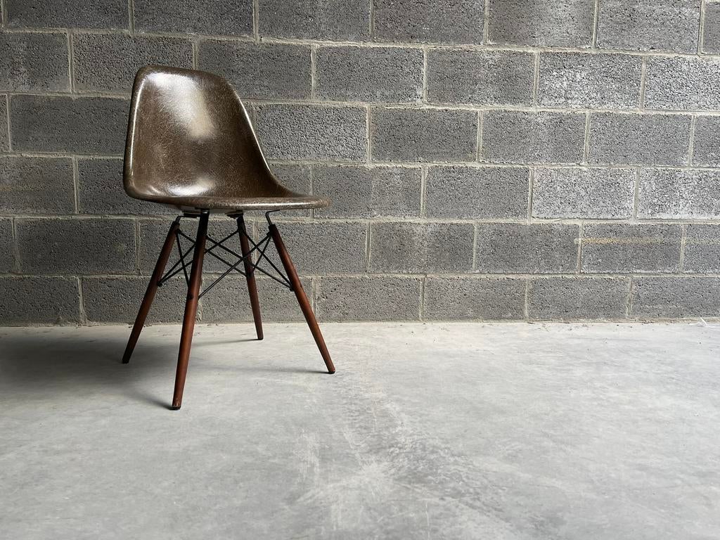 Eames Vitra Herman Miller Fiberglass Seal Brown, Maison & Meubles, Chaises, Comme neuf, Enlèvement ou Envoi