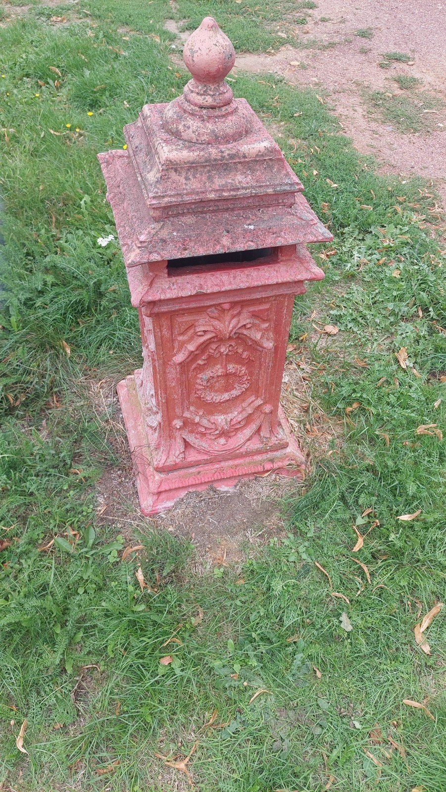 Antieke rood geverfde betonnen brievenbus, Tuin en Terras, Brievenbussen, Ophalen