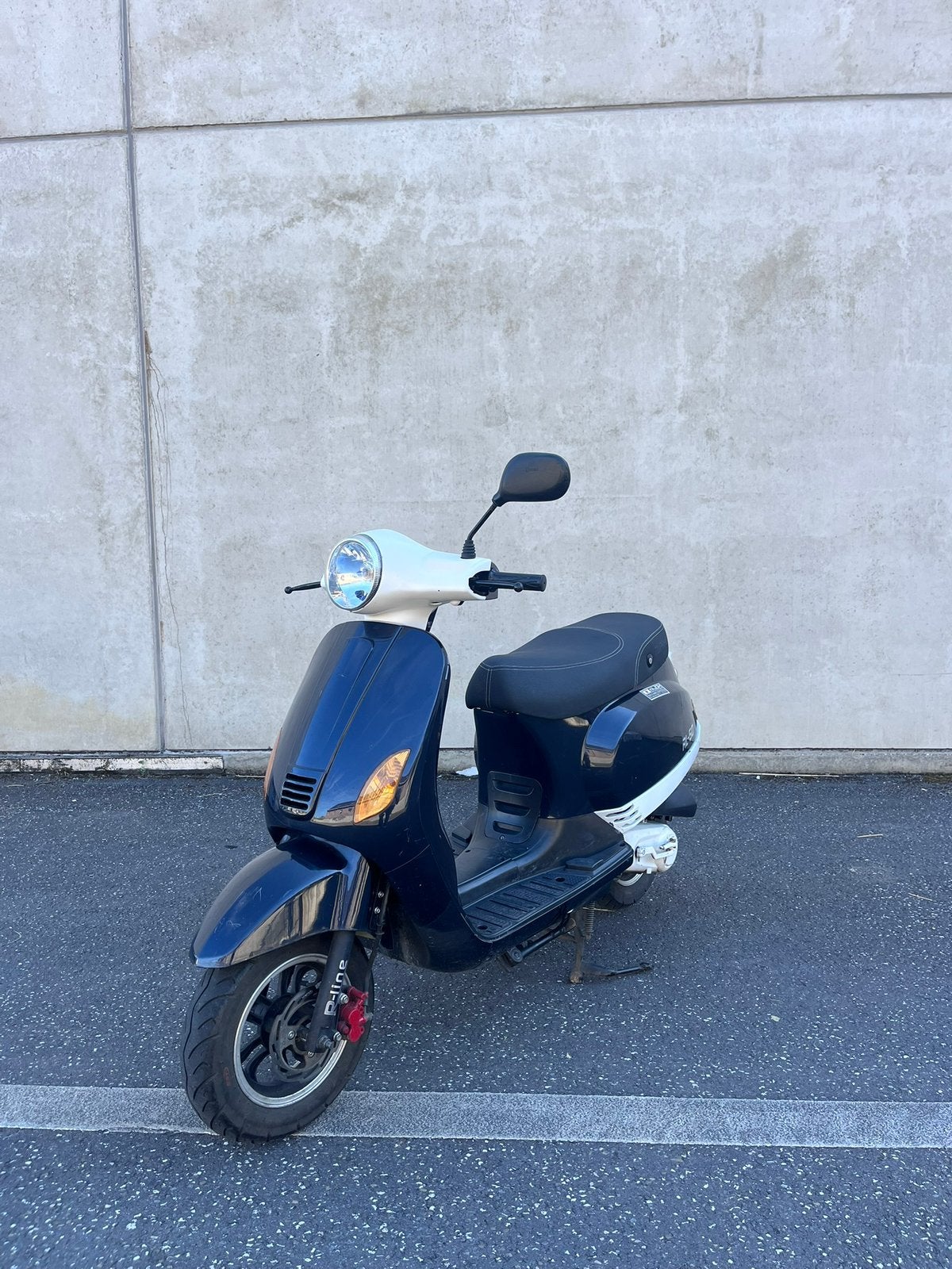 Trottinette Vespa Look Classe A, Vélos & Vélomoteurs, Autres marques, Comme neuf, Enlèvement, Essence