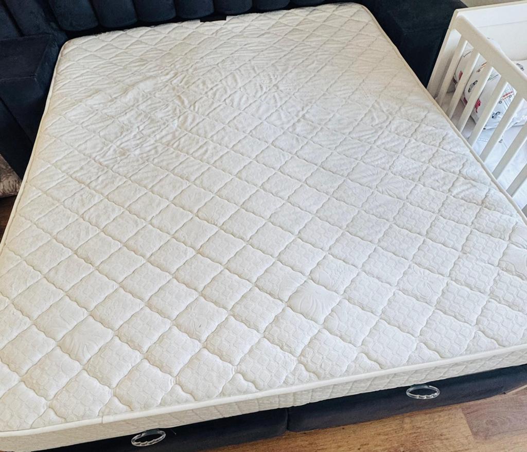 Donkerblauw bed 160x200 inclusief matras +2nachtkast, Ophalen, Zo goed als nieuw