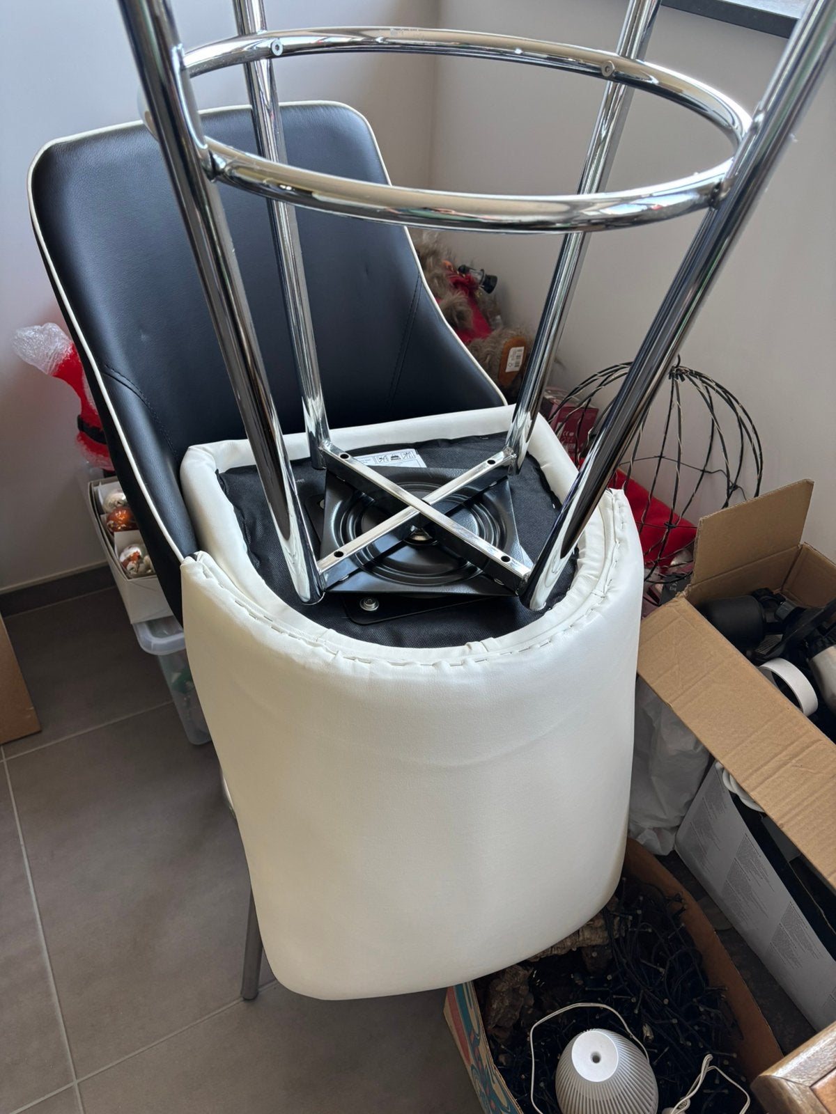3barstoelen 2 zwarte en 1 witte, Huis en Inrichting, Ophalen, Zo goed als nieuw