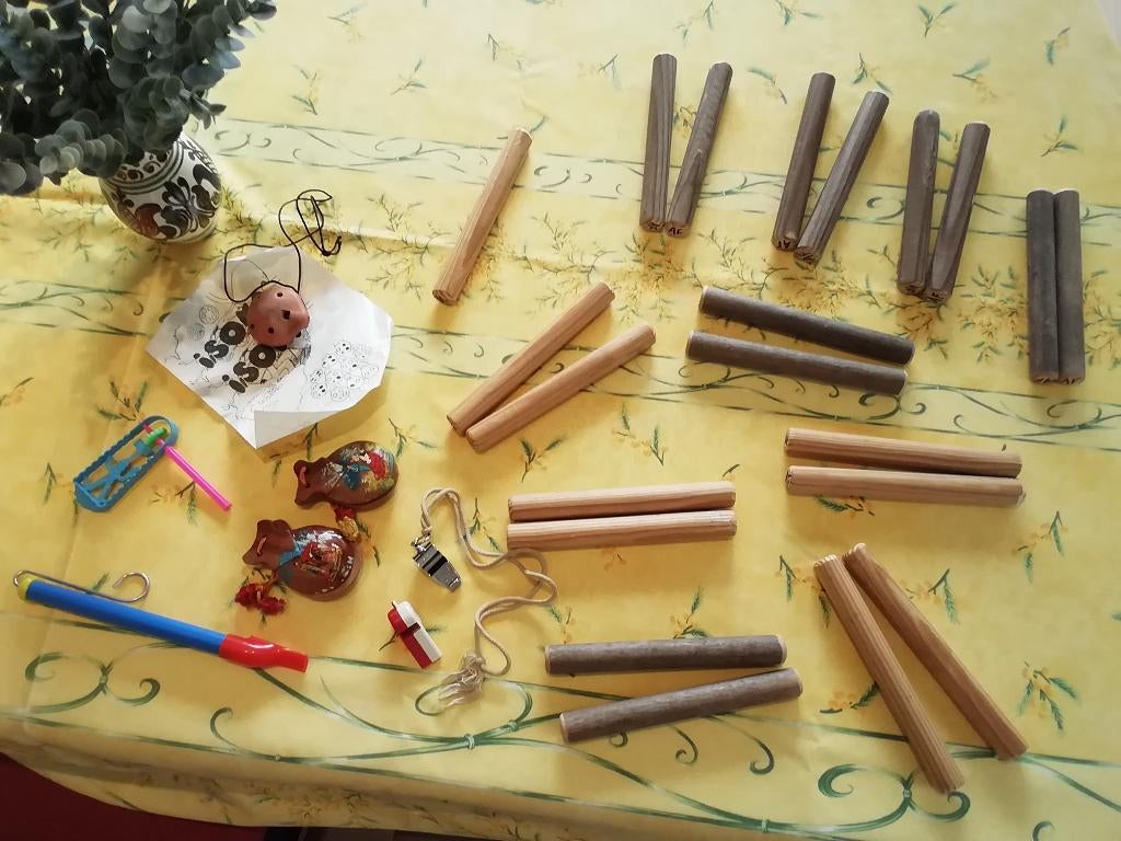 10 paires de claves et petits instruments percussion et vent, Musique & Instruments, Percussions, Utilisé, Autres types, Enlèvement