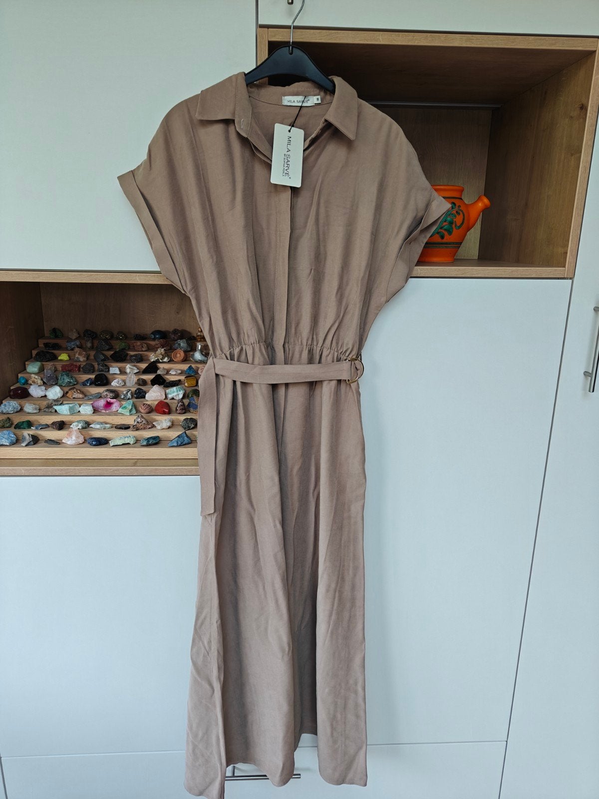 Nieuwe zandkleurige jurk Mila Sarvé maat 38, Kleding | Dames, Jumpsuits, Ophalen of Verzenden, Maat 38/40 (M)