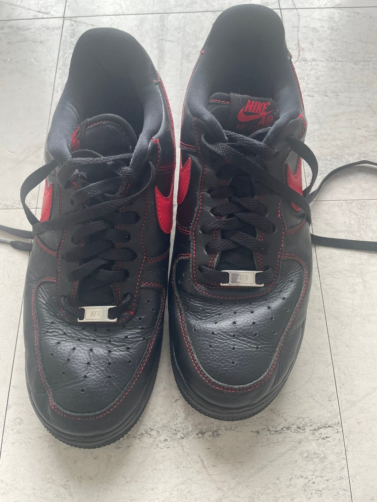 Nike Air Force 1 ’07 noir/rouge – baskets, Enlèvement ou Envoi, Porté, Baskets, Noir