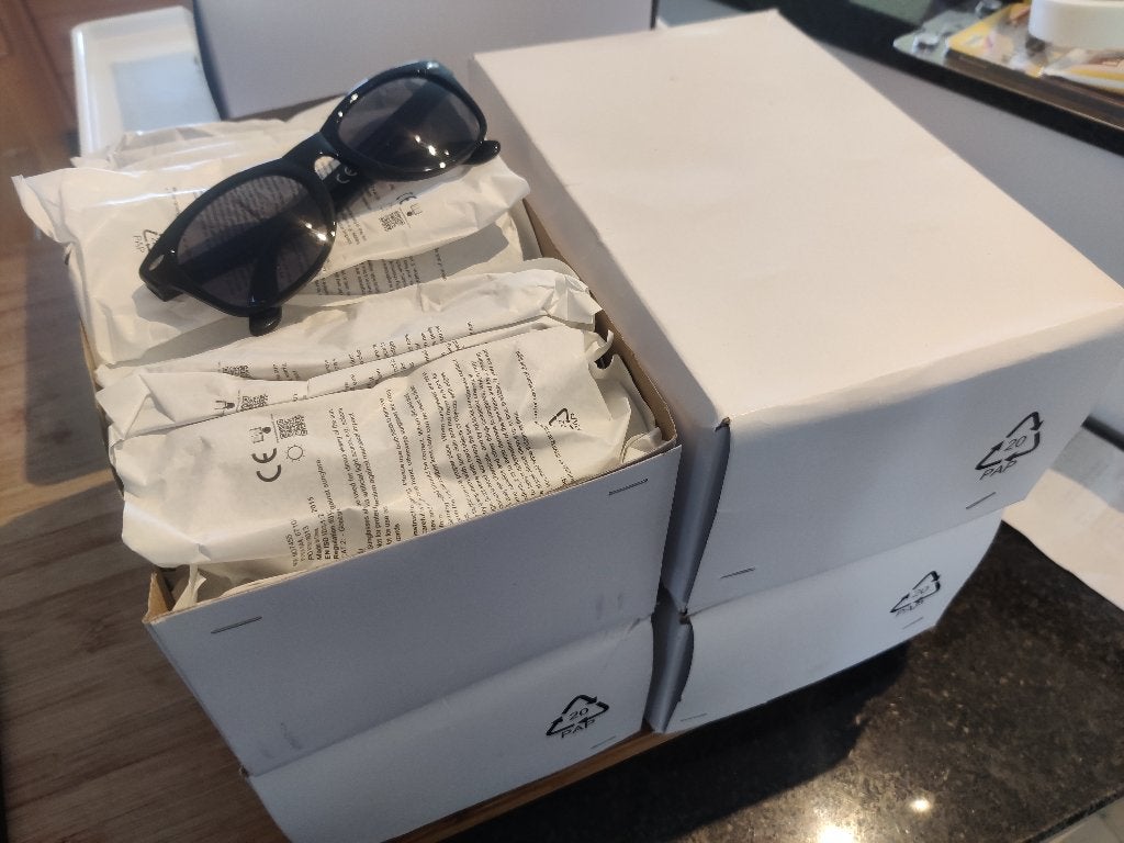 lot de 95 lunettes de soleil, Neuf, Autres marques, Enlèvement ou Envoi, Lunettes de soleil