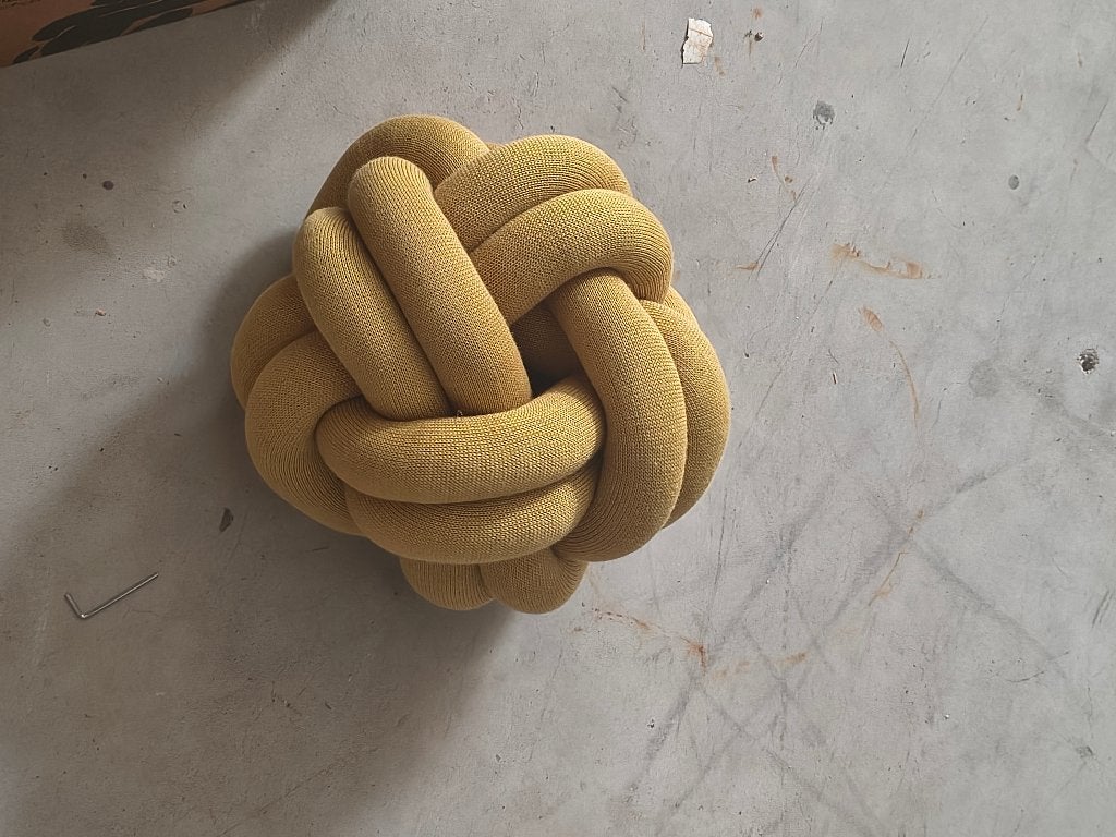 Knot Cushion - design house stockholm, Huis en Inrichting, Woonaccessoires | Kussens, Geel, Nieuw, Ophalen of Verzenden, Sierkussen