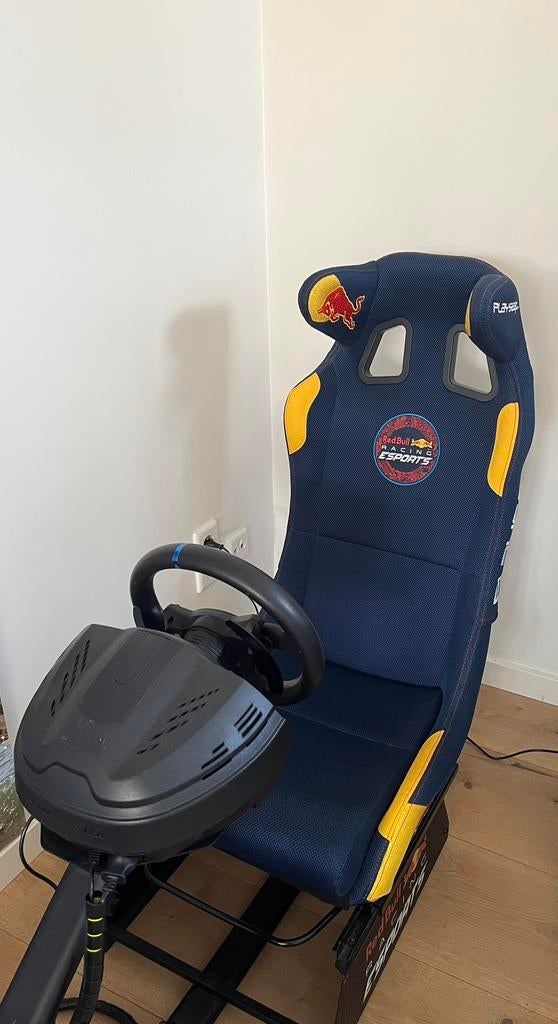 Redbull playseat met Thrustmaster racestuur,  Pedalen defect, Ophalen, Zo goed als nieuw