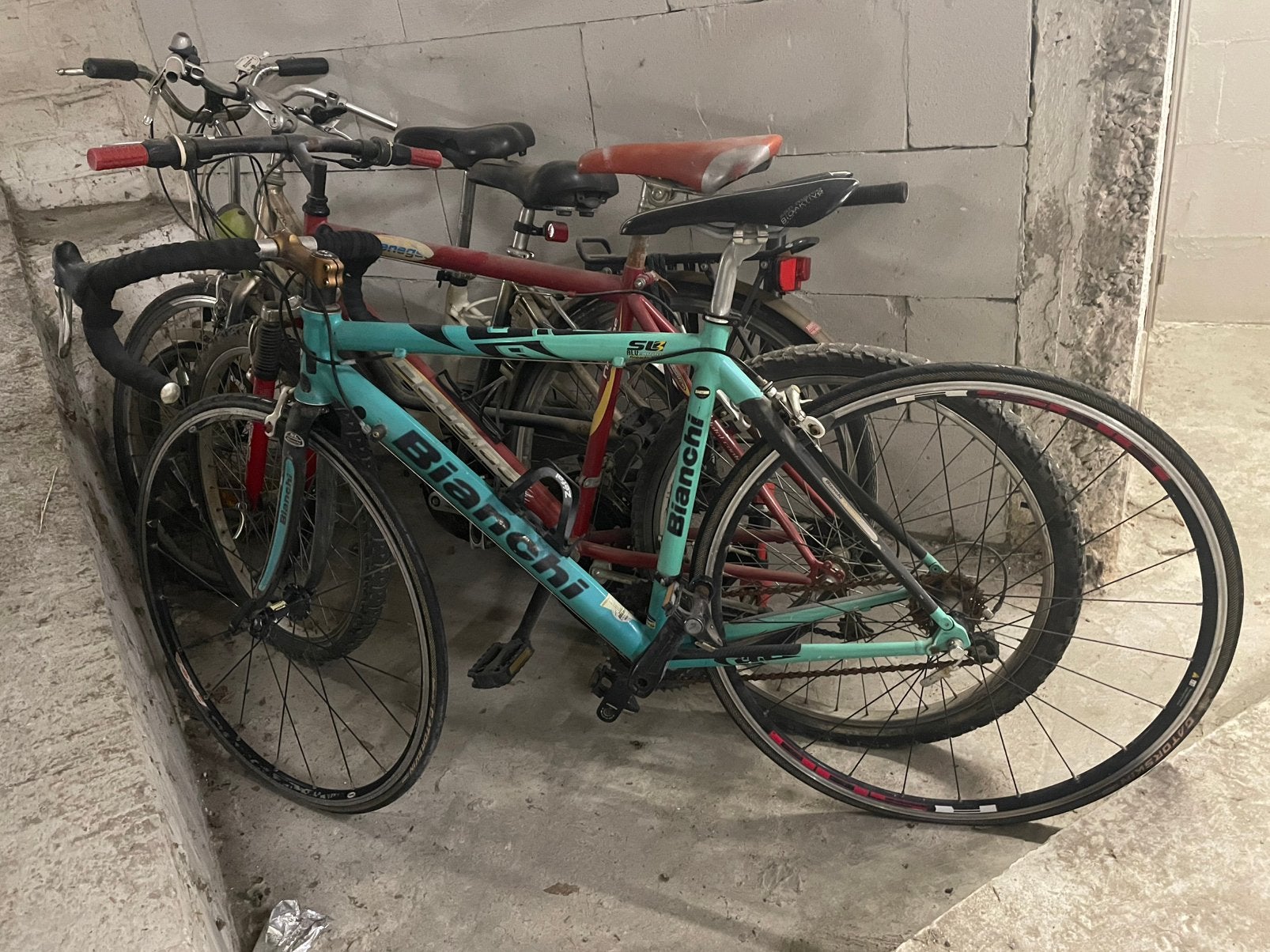 Quatre vélos à vendre, Enlèvement