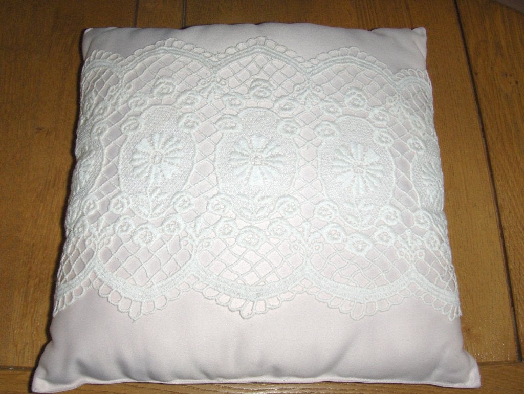 Coussin en satin rose pâle recouvert macramé.35 cm x 35 cm., Ophalen of Verzenden, Roze