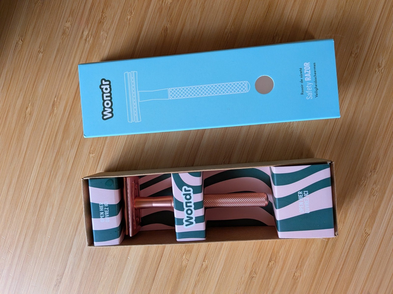 Safety razor kit van Wondr in rose gold + houder + mesjes, Bijoux, Sacs & Beauté, Beauté | Soins du corps, Enlèvement ou Envoi