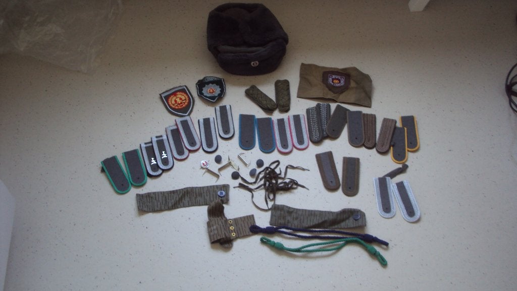 Lot à chapka DDR, épaulettes, etc., Collections, Objets militaires | Général, Enlèvement ou Envoi