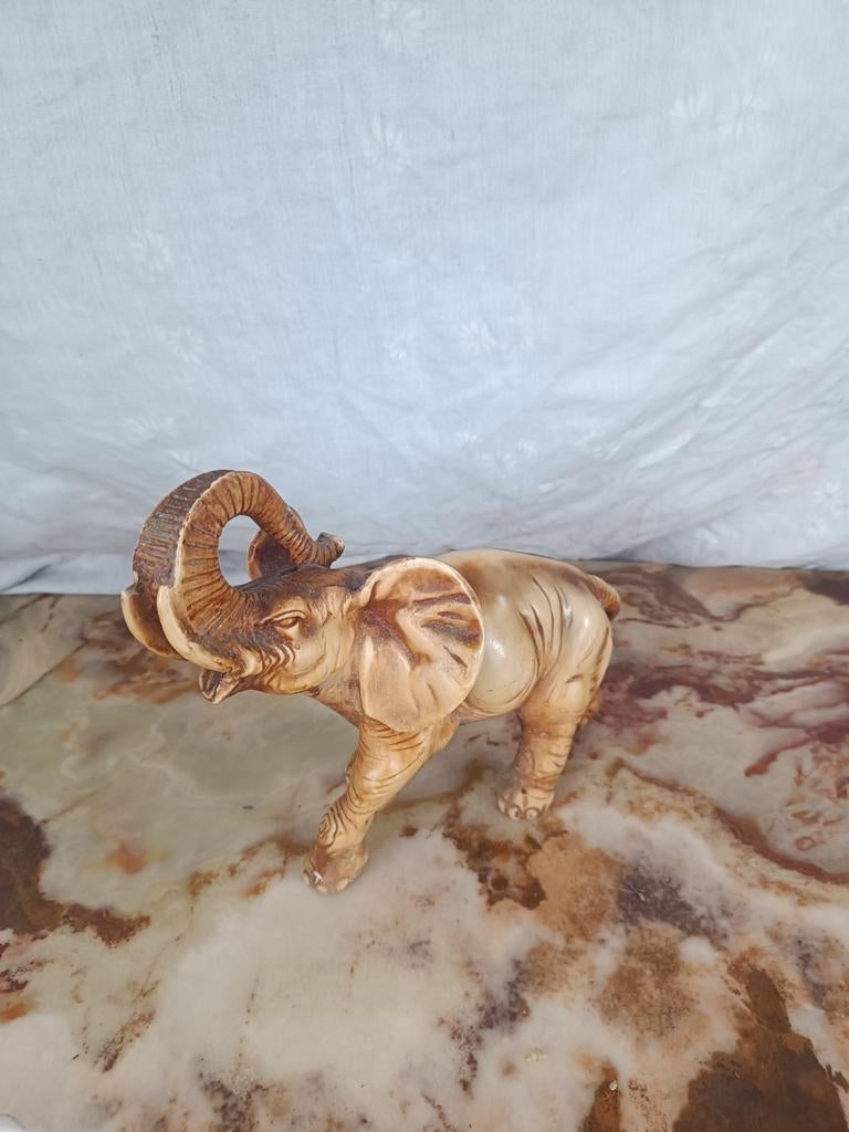 Statue éléphant en marbre, Enlèvement