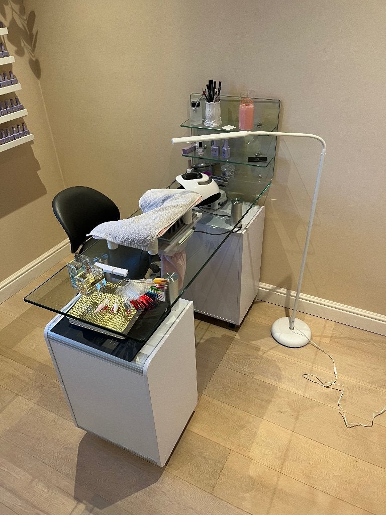 Nageltafel en behandeling stoel, Ophalen, Zo goed als nieuw, Hand- en Voetverzorging